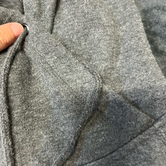 Size medium sweater - Picture 4 of 5